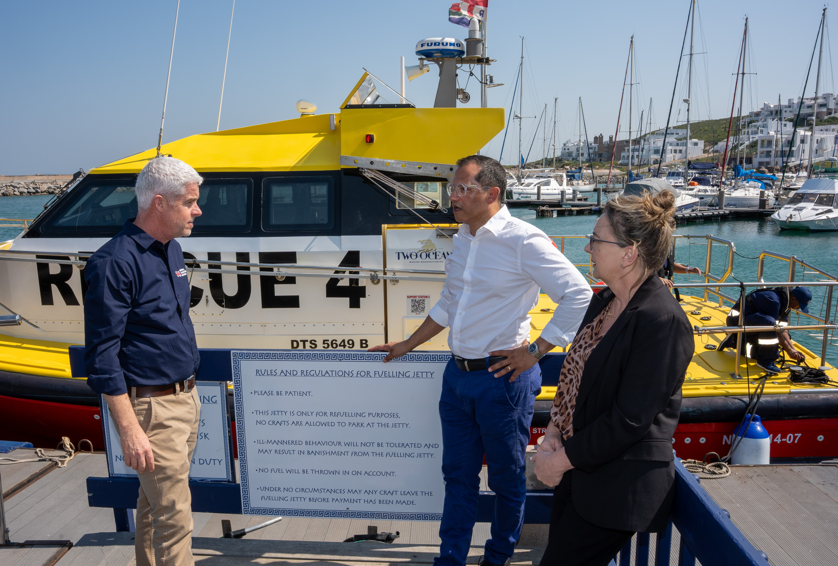 NSRI CEO Mike Vonk talks to Terence Brown, Operations Director and Chairman of Sea Harvest Foundation and Lynn Boshoff, CEO West Point Processors. LANGEBAAN – West Point Processors, part of the Sea Harvest Group, has marked 25 years of support for the National Sea Rescue Institute (NSRI) by committing a further R810,000 over the next three years.
The milestone was celebrated at NSRI Station 4 Mykonos on the West Coast, where West Point Processors handed over its R220,000 contribution for 2026 and signed a new three-year Platinum Partnership agreement covering 2027 to 2029. Together, this represents a commitment of more than R1 million to the NSRI over the four-year period.
Picture Andrew Ingram / NSRI