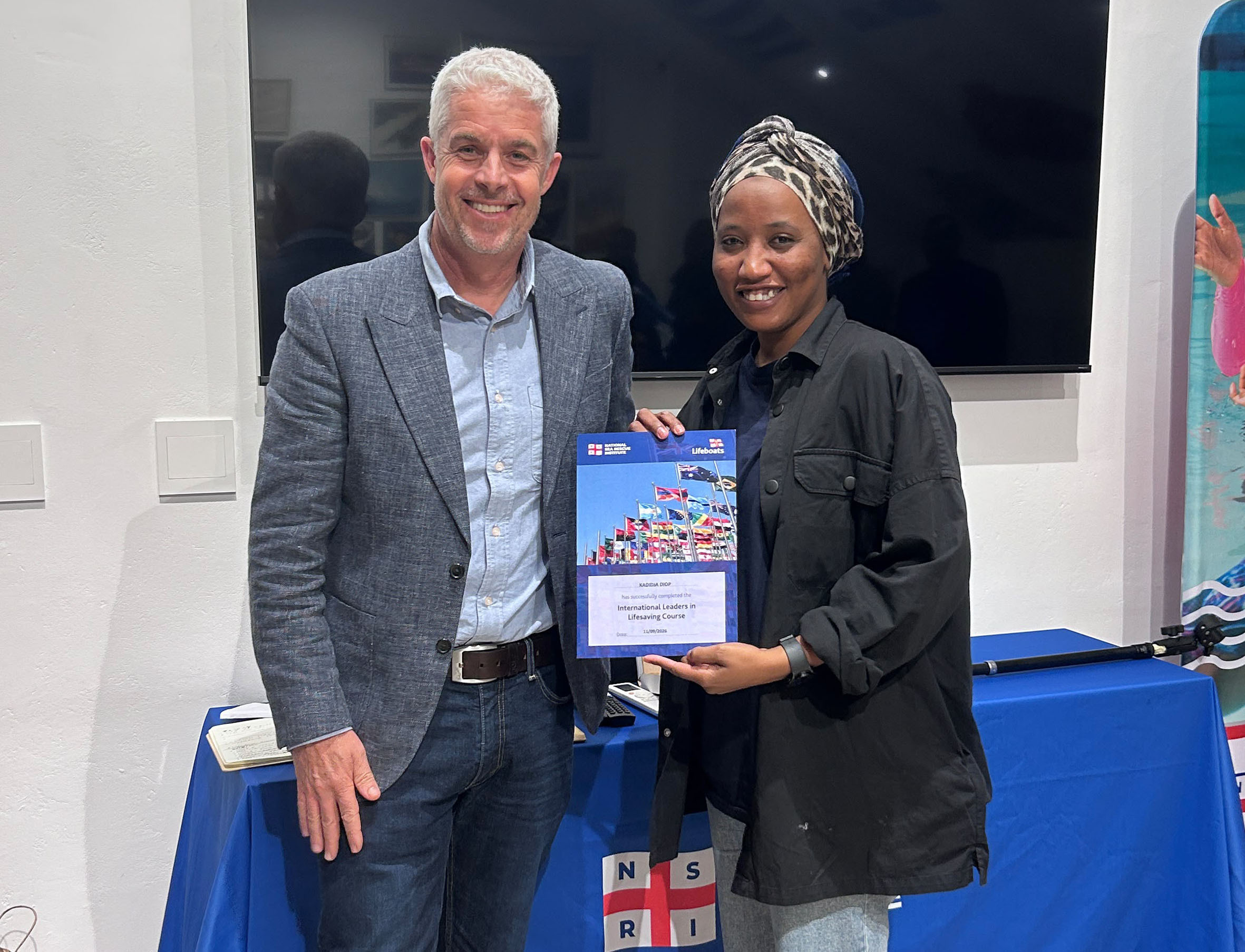 /assets/general/Mike-Vonk-gives-Khadija-Diop-her-certificate-at-course-end.jpg
